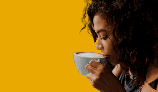 Quer dentes brancos mesmo amando café? Descubra como nesse Dia Nacional do Café