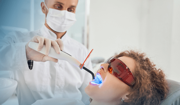 Recupere o brilho do seu sorriso: saiba como clarear dentes após o canal